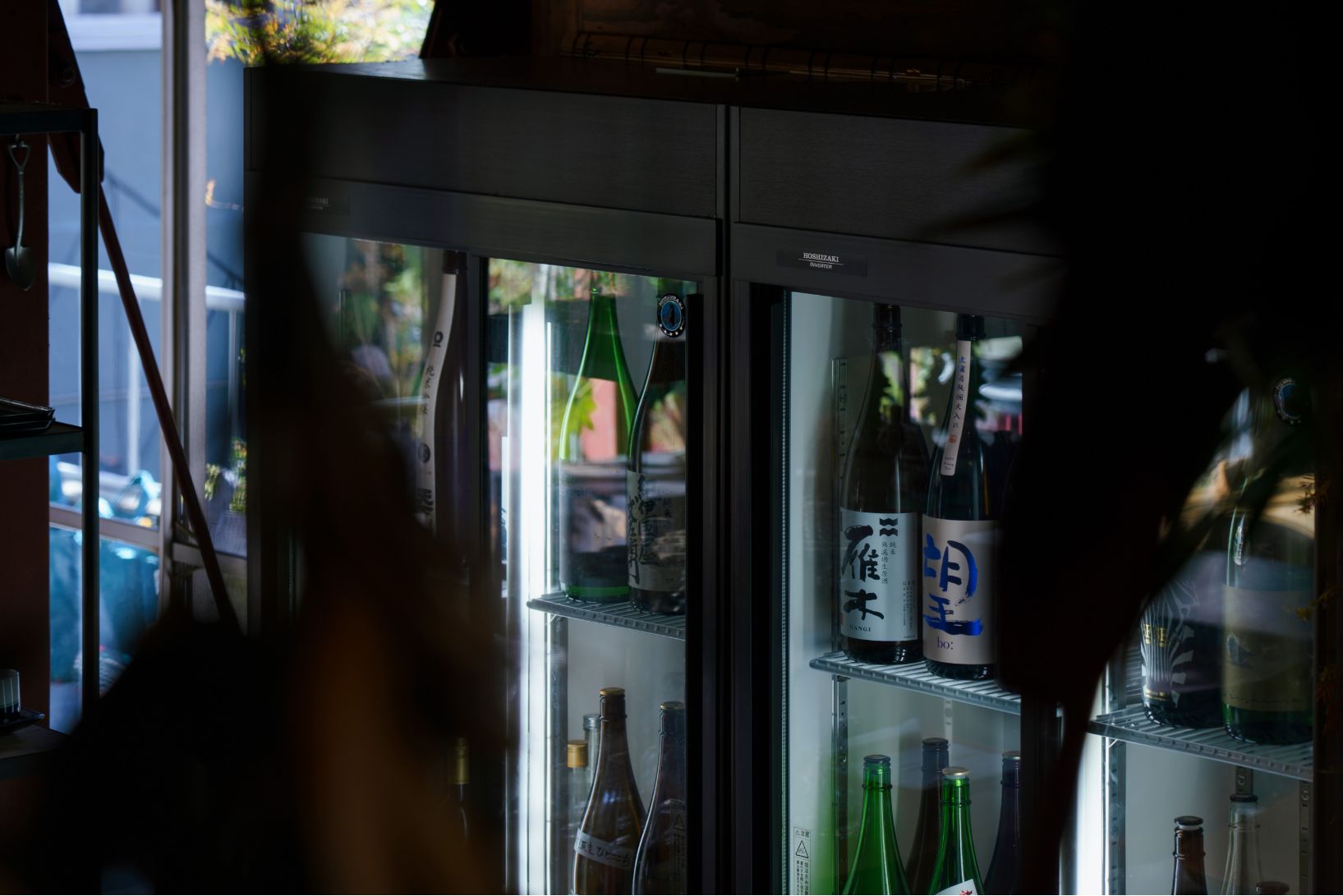 お酒や酒器が収納されている様子